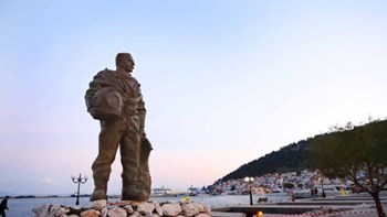 Η Κάλυμνος απέκτησε το δικό της εντυπωσιακό άγαλμα – σήμα κατατεθέν – ΦΩΤΟ