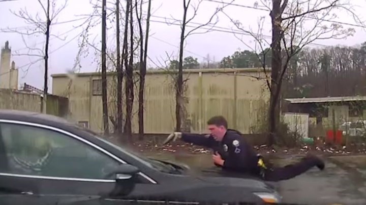 Βίντεο που σοκάρει: Αστυνομικός “γαζώνει” οδηγό εξ επαφής με 14 σφαίρες