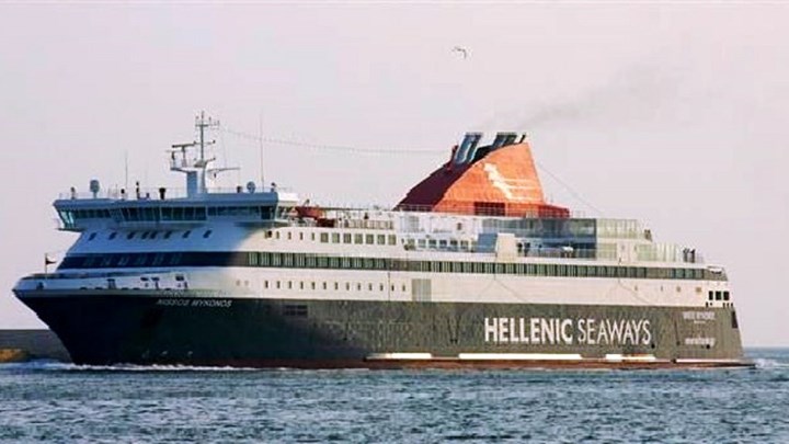 Μηχανική βλάβη σε πλοίο στο λιμάνι του Πειραιά – Ταλαιπωρία για τους 1262 επιβάτες