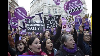 Η τουρκική αστυνομία έριξε δακρυγόνα εναντίον γυναικών που διαδήλωναν