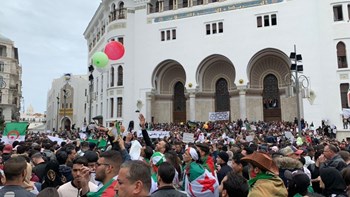 Σε αναβρασμό η Αλγερία – 195 συλλήψεις σε μαζικές διαδηλώσεις κατά του προέδρου της χώρας