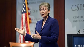 Την παραίτησή της υπέβαλε η υφυπουργός Άμυνας αρμόδια για την Πολεμική Αεροπορία των ΗΠΑ