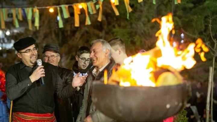 Το έθιμο των “Φανών” στην Κοζάνη και οι “μπουμπούνες” της Καστοριάς – ΦΩΤΟ