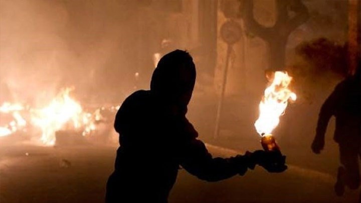 Νύχτα έντασης στο κέντρο της Αθήνας: Επιθέσεις με μολότοφ κατά των ΜΑΤ – Κάηκε αυτοκίνητο