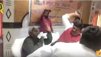 Ο κακός χαμός στην Ινδία – Βουλευτές έπαιξαν… παπουτσοπόλεμο – ΒΙΝΤΕΟ