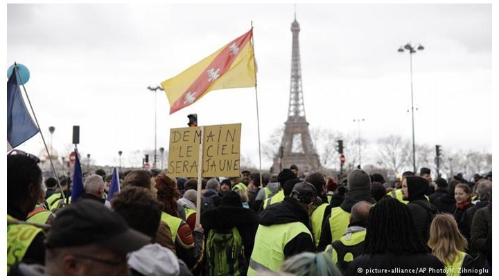 Επιμένουν τα “κίτρινα γιλέκα”- Για 17ο Σάββατο στους δρόμους