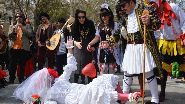 Τα ”μπουλούκια” κατέκλυσαν τους δρόμους και τις πλατείες της Λάρισας – ΦΩΤΟ – ΒΙΝΤΕΟ