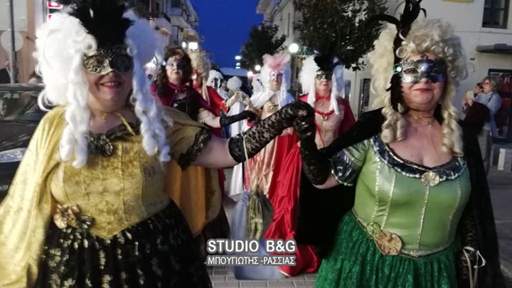 Εντυπωσιακή ”ποδαράτη” νυχτερινή παρέλαση στο Άργος- ΦΩΤΟ