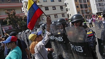 Χάος στη Βενεζουέλα: Αντικυβερνητική και φιλοκυβερνητική συγκέντρωση στο Καράκας