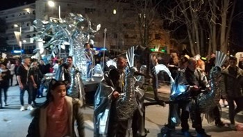 Έκλεψε την παράσταση η νυχτερινή παρέλαση στο Ρεθεμνιώτικο Καρναβάλι – ΦΩΤΟ