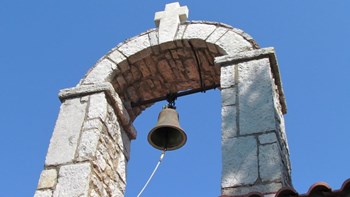 Μπούκαραν σε εκκλησία με αυτοκίνητο και άρπαξαν το χρηματοκιβώτιο