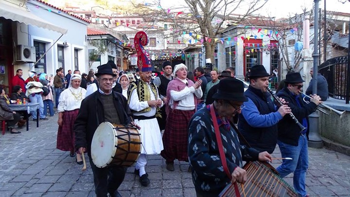 Εικόνες από τα παραδοσιακά καρναβάλια σε Αγιάσο και Μεσότοπο της Λέσβου