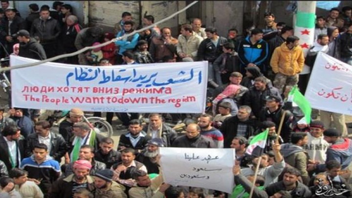 Διαδήλωση σε πόλη της Συρίας εναντίον της επανατοποθέτησης αγάλματος του Χάφεζ αλ Ασαντ