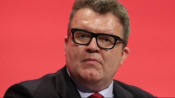 Σχίσμα στο εσωτερικό των Εργατικών διαβλέπει ο Τομ Γουότσον