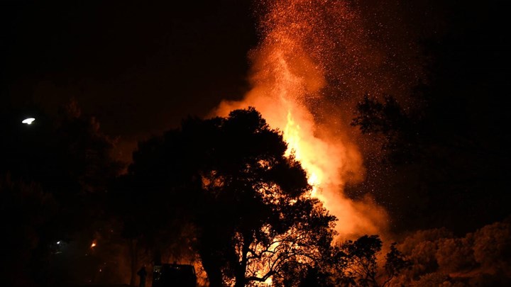 Σε εξέλιξη φωτιά σε Κύμη και Αιδηψό