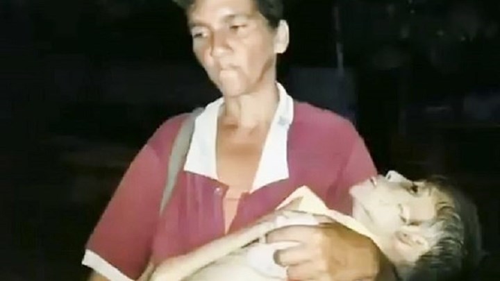 Η εικόνα που συγκλόνισε τον κόσμο – Η μάνα με το νεκρό παιδί της στα χέρια της – ΒΙΝΤΕΟ