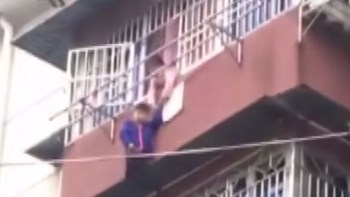 Έσωσε τον αδελφό της που κρεμόταν στο κενό επί 20 λεπτά – ΒΙΝΤΕΟ