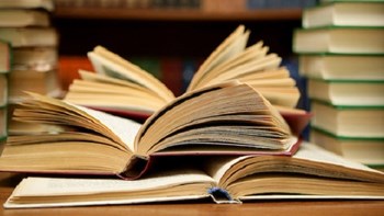 Διέρρηξαν και έκλεψαν χρήματα από βιβλιοπωλείο