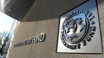 “Βόμβες” ΔΝΤ για την Ελλάδα: Δημοσιονομική απειλή οι αποφάσεις για τα αναδρομικά – Τι λέει για την ανάπτυξη και τον κατώτατο μισθό