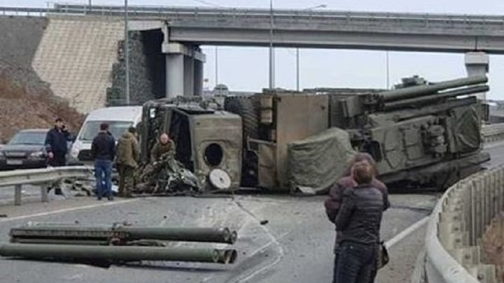 Ανετράπη στρατιωτικό όχημα και έπεσαν οι πύραυλοι στο δρόμο – ΒΙΝΤΕΟ