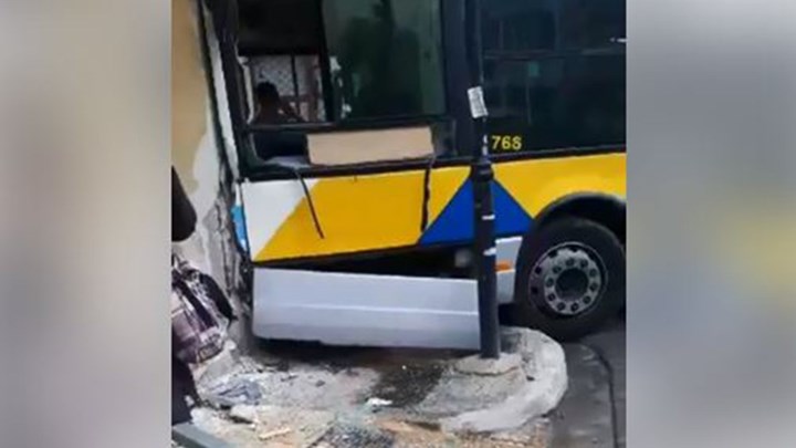 Οι πρώτες εικόνες από τη σύγκρουση των λεωφορείων στο Αιγάλεω – ΒΙΝΤΕΟ