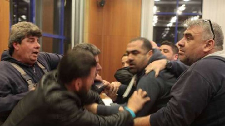 Χαμός στο δημοτικό συμβούλιο Αχαρνών – Εξαγριωμένοι γονείς έριξαν ακόμη και μπάζα – ΒΙΝΤΕΟ