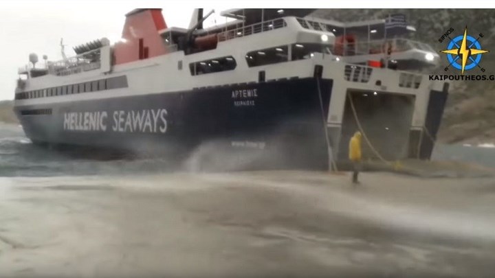 Πλοίο “παλεύει” με τα κύματα για να δέσει στο λιμάνι της Σίφνου – ΒΙΝΤΕΟ