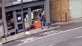 Πεζός γλιτώνει από θαύμα από στέγη που καταρρέει – ΒΙΝΤΕΟ