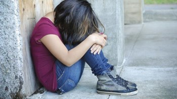 Μαθήτρια δέχεται απειλητικά μηνύματα – Εκφοβίζουν και τον πατέρα της