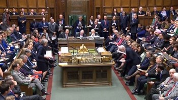 Οι Βρετανοί βουλευτές απέρριψαν ένα Brexit χωρίς συμφωνία