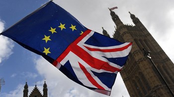 Κομισιόν: Δεν αρκεί η Βρετανία να καταψηφίζει ένα Brexit χωρίς συμφωνία