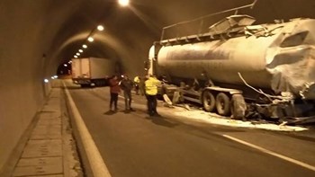 Τροχαίο σε τούνελ της Εγνατίας Οδού – Νταλίκα συγκρούστηκε με μπετονιέρα