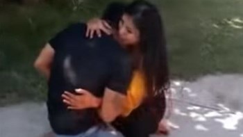 Βίντεο – σοκ: Μαχαίρωσε τον φίλο της μπροστά στους περαστικούς και μετά του… ζητούσε συγγνώμη