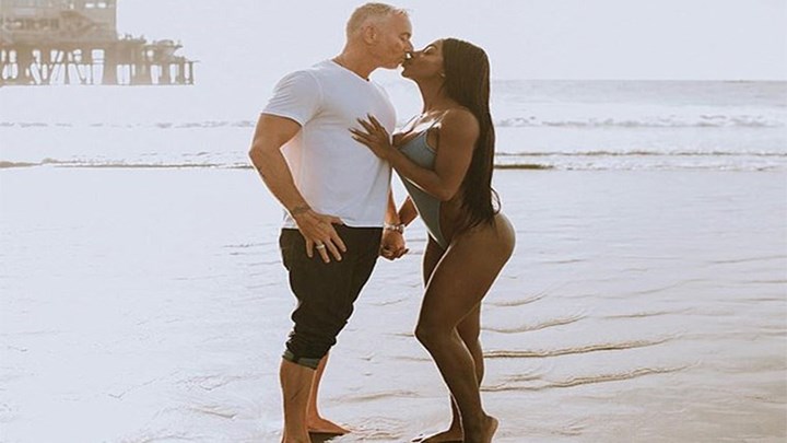 Ο έρως χρόνια δεν κοιτά – Την κέρδισαν οι χορευτικές του κινήσεις παρά τα 24 χρόνια που τους χωρίζουν – ΦΩΤΟ – ΒΙΝΤΕΟ