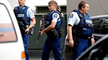 Μακελειό στη Νέα Ζηλανδία: Η αστυνομία επιβεβαιώνει ότι υπάρχουν «πολλοί νεκροί» στις επιθέσεις