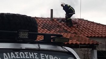 Σπίτι τυλίχτηκε στις φλόγες από φωτιά που ξεκίνησε από ξυλόσομπα – ΦΩΤΟ