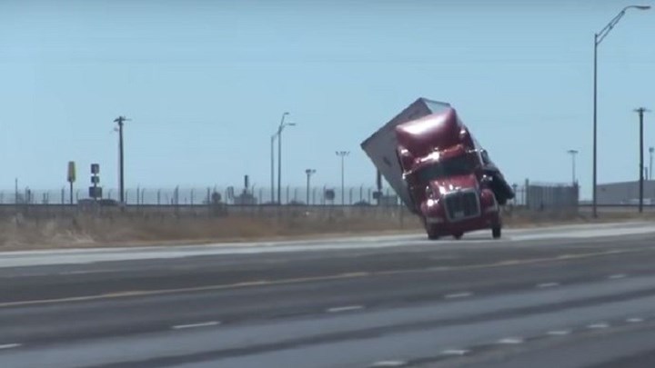 Φορτηγό ανετράπη από τον ισχυρό άνεμο – ΒΙΝΤΕΟ