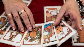 Φόρεσαν χειροπέδες σε ”μαϊμού”  χαρτορίχτρα