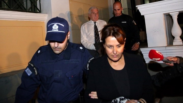 Ελεύθερη αφέθηκε η σύζυγος του Γιάννου Παπαντωνίου – Τι δήλωσε ο δικηγόρος της