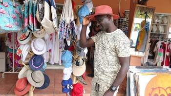 Survivor: Ο Πάτρικ Ογκουνσότο κάνει… χαμό στον Άγιο Δομίνικο – Δείτε τις φωτογραφίες