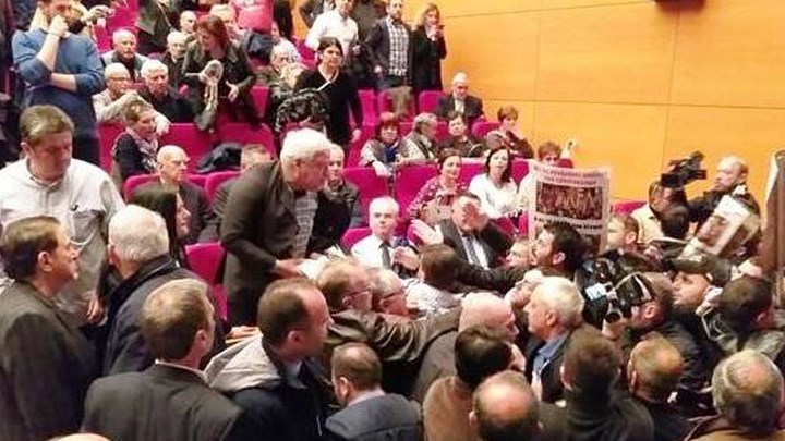 «Στον αέρα» το συνέδριο της ΓΣΕΕ στην Καλαμάτα μετά τα επεισόδια – Παναγόπουλος: Έχει κλείσει κάθε πόρτα λογικής