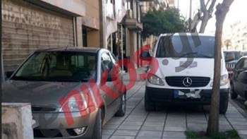 Έκαναν πάρκινγκ το πεζοδρόμιο – ΦΩΤΟ αναγνώστη