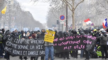 Πεδίο μάχης το Παρίσι – Σφοδρές συγκρούσεις ανάμεσα σε “κίτρινα γιλέκα” και αστυνομικούς – ΦΩΤΟ – ΒΙΝΤΕΟ