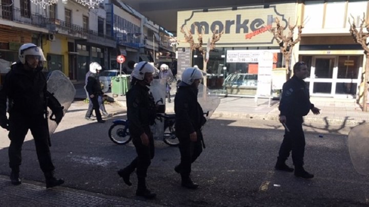 Οι πρώτες εικόνες από τις συμπλοκές μεταξύ οπαδών στο Αγρίνιο – ΦΩΤΟ – ΒΙΝΤΕΟ