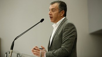 Θεοδωράκης: Δεν είναι απαγορευτικό οι βουλευτές να αλλάζουν απόψεις, αλλά να παραδίδουν τις έδρες