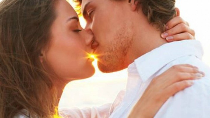 Γιατί γέρνουμε δεξιά το κεφάλι όταν φιλάμε;