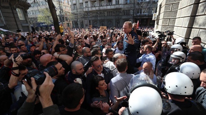 Αποκλεισμένος από διαδηλωτές στο προεδρικό μέγαρο ο πρόεδρος της Σερβίας Boύτσιτς