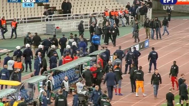 Το “ντου” οπαδών του Παναθηναϊκού στον πάγκο του Ολυμπιακού – ΒΙΝΤΕΟ