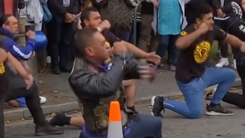 Μαορί τίμησαν τα θύματα της Νέας Ζηλανδίας με τον χορό Χάκα – ΒΙΝΤΕΟ