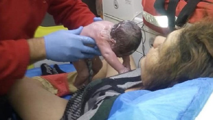 ”Ανυπόμονο” μωρό γεννήθηκε μέσα σε ασθενοφόρο – ΦΩΤΟ